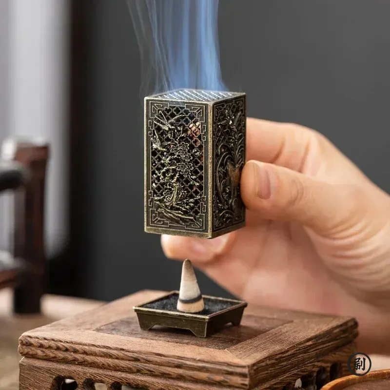 Incense Cone Holder - เตาเผากำยานทรงสี่เหลี่ยมแนวตั้งขนาดเล็ก ทำจากโลหะผสม ใช้สำหรับจุดกำยานในบ้าน ตกแต่งบ้าน กลิ่นหอมแบบจีน รูปทรงดอกพลัม